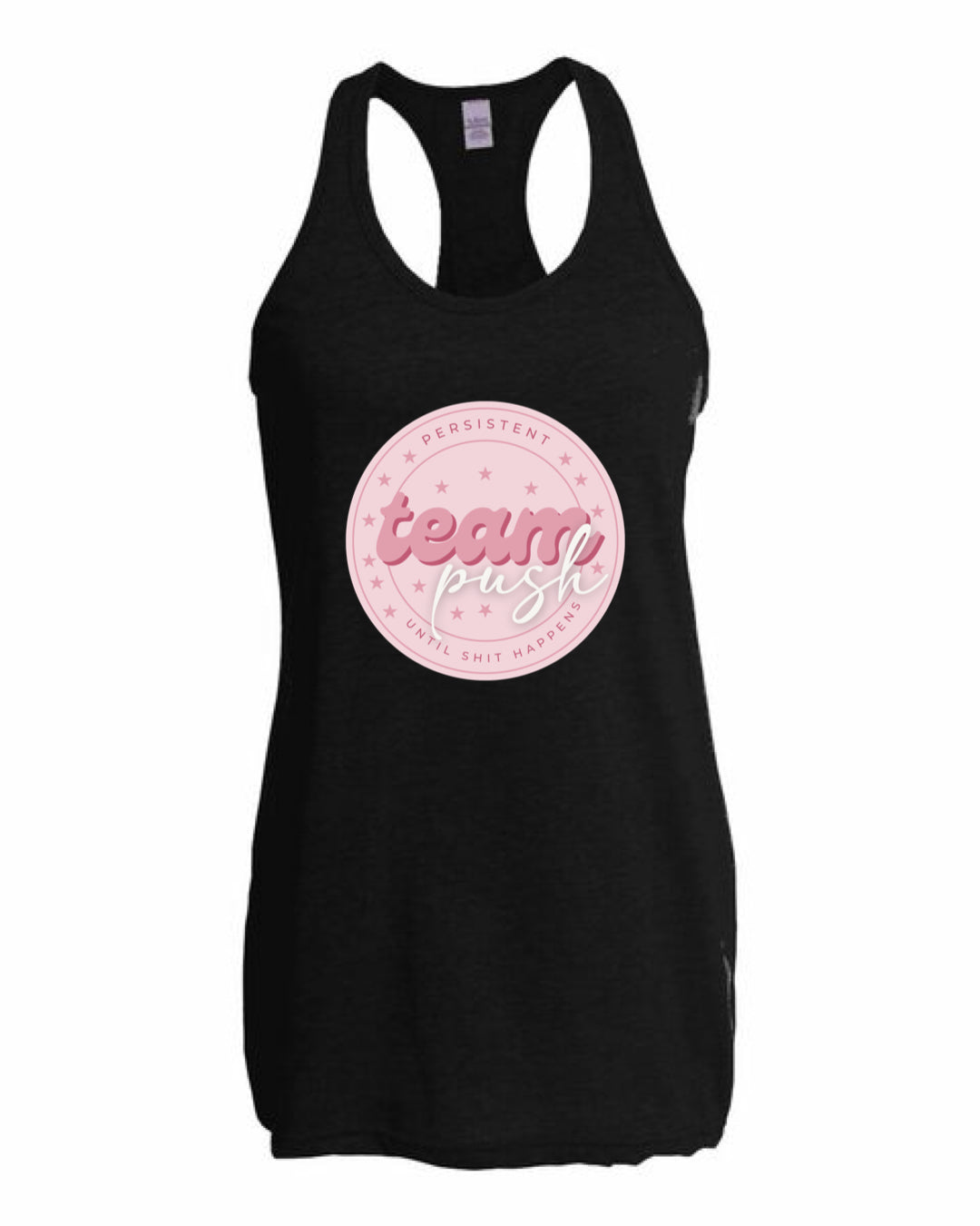 L'équipe pousse le char féminin. 