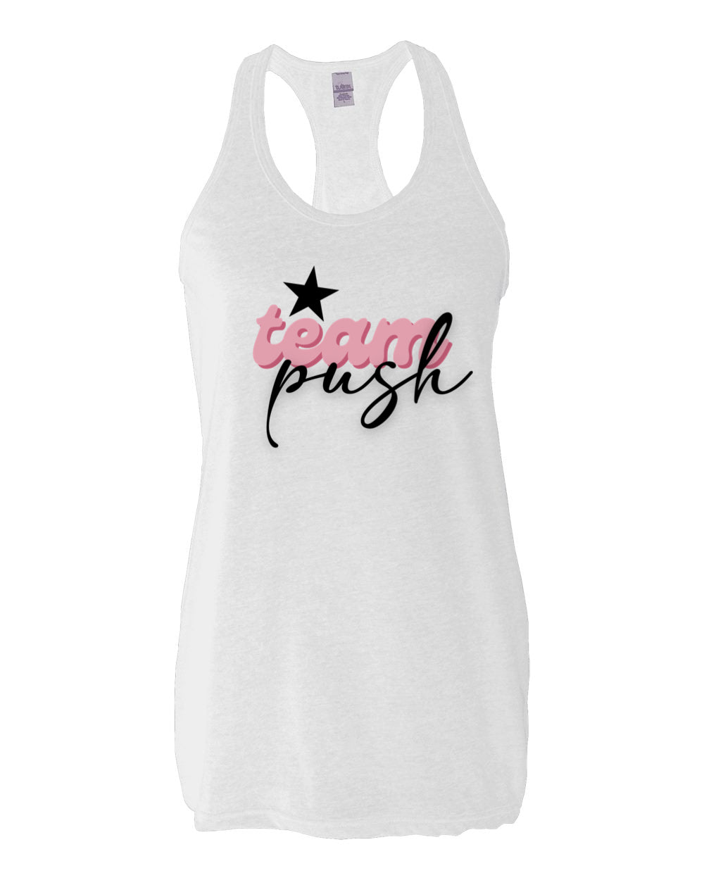 L'équipe pousse le char féminin. 