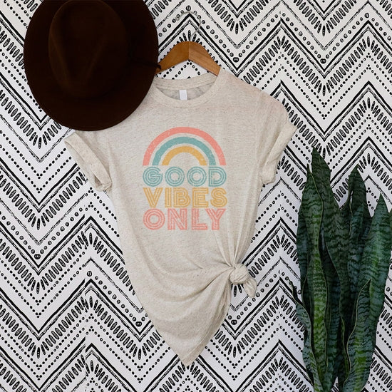 T-shirt graphique « Good Vibes Only »